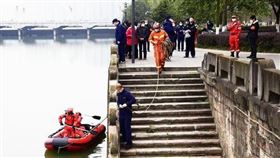 四川省德陽市一名58歲婦人因聽聞有確診個案在發病前曾到過市場，擔心自己會被感染，即使做過檢測之後指數一切正常，但婦女還是怕連累家人而於12日凌晨離家出走，從此音訊全無；當地消防隊22日在河川閘門發現該婦人遺體，初步研判應為跳河輕生。（圖／翻攝自紅星新聞）