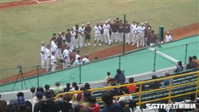 ▲首爾培證英雄一軍春訓練習賽後集合說話。（圖／記者蕭保祥攝影）
