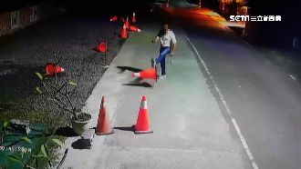酒醉亂踢！疑不滿擋路　男踹飛三角錐