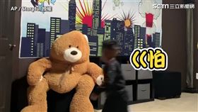 ▲Aaron的媽媽裝扮成小熊玩偶坐在Aaron的房門口，嚇得Aaron哭著衝下樓。（圖／AP／Storyful 授權）
