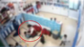 台南托嬰中心爆虐童　網友：拳頭硬了