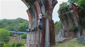 跑酷攀爬龍騰斷橋一名跑酷教練在苗栗縣定古蹟龍騰斷橋攀爬、跑酷，縣府文化觀光局9日表示，若因此導致古蹟毀損，將依文資法開罰，最重可處5年有期徒刑，併科新台幣2000萬元罰金。（翻攝照片）中央社記者管瑞平傳真  107年4月9日