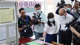 韓國瑜視察學校防疫作業（1）高雄市長韓國瑜（前右）24日前往鹽埕國中視察學校防疫準備及消潔消毒情形，並關切發燒篩檢站的作業流程。中央社記者王淑芬攝  109年2月24日