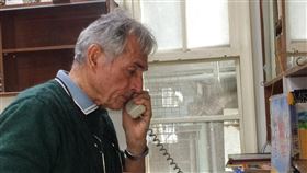 劉一峰回收倉庫火災後捐助湧入玉里天主堂神父劉一峰（圖）經營安德啟智中心，讓學員做資源回收的倉庫日前發生火災，損失慘重，許多民眾自發性捐助幫忙，劉一峰接聽來自各地關心的電話。中央社記者李先鳳攝　109年2月24日