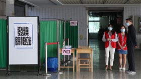 育成高中設置發燒篩檢站開學在即，因應武漢肺炎疫情，台北育成高中在校內設置發燒篩檢站，若發現學生體溫高於攝氏37.5度，校方人員將立即安排學生到隔離區休息，由護理師做後續處理。中央社記者鄭傑文攝　109年2月24日