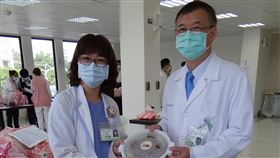 奇美醫院獲企業贈暖食奇美醫學中心獲東成醬油公司捐贈5000份豬腳麵線與茶葉蛋，院長邱仲慶（右）24日將首批暖食轉發給第一線的醫護人員。中央社記者楊思瑞攝　109年2月24日