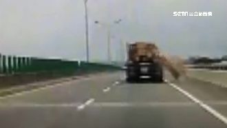 前方車貨物突鬆脫　駕駛嚇：差點沒命