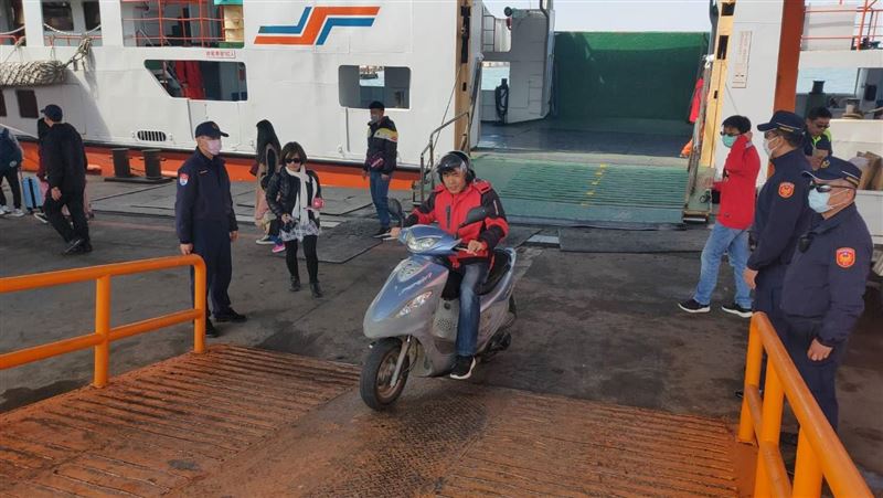 金門碼頭機車暴衝翹孤輪　三人受傷