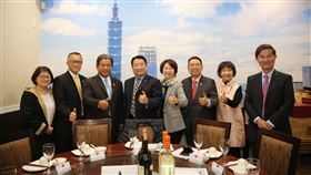 台南市議會訪美　駐洛杉磯辦事處設宴款待由台南市議長郭信良（左3）領軍的訪美團在繼佛羅里達州後轉往加州訪問，獲駐洛杉磯台北經濟文化辦事處處長朱文祥（右1）設宴款待。（台南市議會提供）中央社　109年2月24日