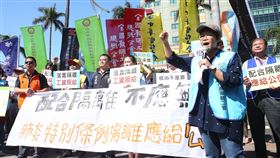 勞團高喊口號籲配合防疫隔離應給薪台北市立聯合醫院企業工會等團體24日在立法院大門舉行記者會，高喊「落實隔離，工資照給」等口號，呼籲配合防疫隔離應給公假，並給付薪水。中央社記者謝佳璋攝　109年2月24日