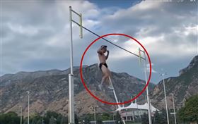 撐竿跳,美國,蛋蛋,陰囊,撕裂（圖／翻攝自Youtube-Random Earth）