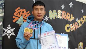 受助少年當志工　幫部落孩子學習新竹縣馬胎部落高二生小杰與母親相依為命，經濟弱勢的他受到世界展望會資助度難關，日前參加竹東鎮運動會1500公尺獲得第3名佳績，現在也在課餘當志工，助孩子課業學習。（台灣世界展望會提供）中央社記者郭宣(文三)傳真　109年2月24日