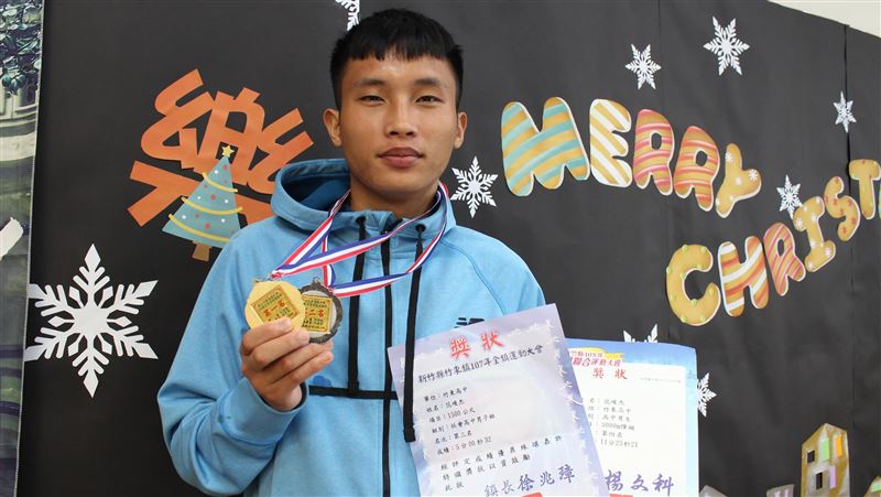 展望會受助少年不怕苦　當志工助部落