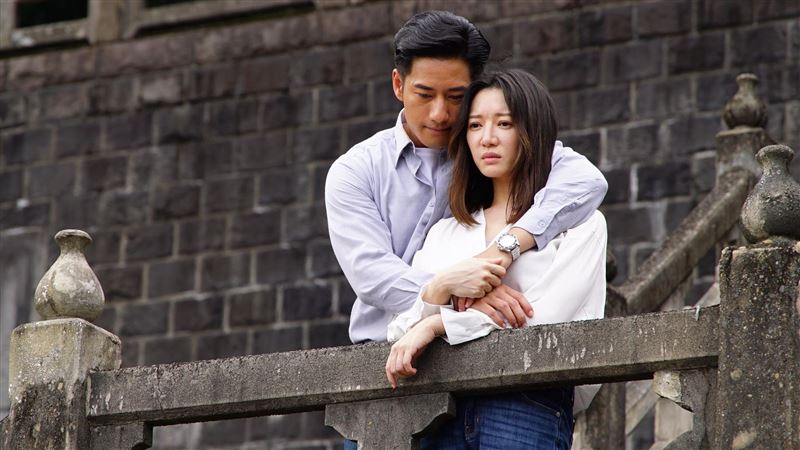 受封「台版尹世理」　李杏迫降他懷裡