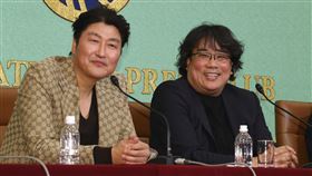 ▼▲（圖／美聯社／達志影像）中國武漢肺炎（COVID-19，2019新型冠狀病毒）爆發，除了中國大陸以外，其餘亞洲、歐洲等共25國皆淪陷，南韓上週開始疫情大爆發，今（24）日下午再新增70例確診病例，目前累積已有833人遭感染。病情急速上升，《寄生上流》在奧斯卡拿下4項大獎的導演奉俊昊，23日照常出席新聞記者會，談到此事疫情，他也有一番見解。