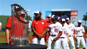 ▲國民24日在春訓基地的首場主場比賽展示世界大賽冠軍獎盃。（圖／翻攝自推特）