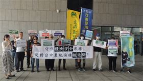 台中市公民團體市府抗議  反對降低農地面積台中市多個公民團體24日到市府前廣場抗議，提出多項訴求，包括反對台中農地面積被降、建請刪除科學園區用地260公頃等。中央社記者郝雪卿攝　109年2月24日