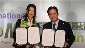 發展有機農業　新北成立亞洲有機行銷智能中心新北市副市長吳明機（右）與IFOAM Asia副主席三好智子（左）等人簽約合作推動亞洲有機行銷智能中心運作，提供有機行銷模式輔導及諮詢，並協助創新優良方案接軌國際，帶動有機農業發展。中央社記者王鴻國攝　109年2月24日
