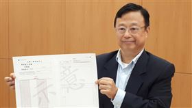 大考中心公布111學年度新式答題卷大學入學考試中心1日舉行111學年度適用的大學入學考試說明會，大考中心主任張茂桂展示同時可作答選擇題和非選擇題的新式答題卷。中央社記者許秩維攝  108年10月1日