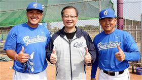 吳志揚會長關心張進德(左)選手並當面感謝洪一中總教練(右)。（圖／中華職棒提供）