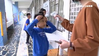 國小開學備戰　6樓梯口設體溫站防疫