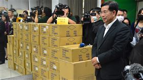 潘文忠：滯留學生　不影響受教升學權益教育部長潘文忠（前右）24日到新北市板橋高中視察武漢肺炎校園防疫作為，他表示，對滯留中國或無法返回中港澳的學生有教學應變計畫，不影響學生受教與升學的權益。中央社記者黃旭昇新北攝　109年2月24日