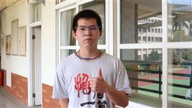 挺過喪父之痛　胡均霖學測考出校榜首學測成績24日公布，國立苗栗高中學生胡均霖（圖）高三遭逢父親病逝，化傷痛為力量，學測考出74級分全校最高分，盼以此告慰父親在天之靈，未來目標鎖定中國醫藥大學中醫系。中央社記者管瑞平攝　109年2月24日