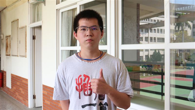 歷經喪父之痛　苗中胡均霖考出校榜首