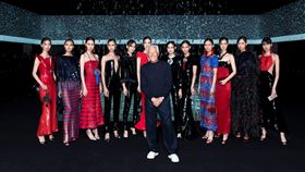 Giorgio Armani先生用12位中國模特兒，表達了自己對中國的問候與關懷。（圖／品牌提供）