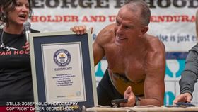 挑戰,平板撐,Guinness World Records,美國,金氏世界紀錄,教練,運動 圖／翻攝自YouTube