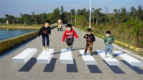 斑馬線懸空　金門小朋友搶拍金門縣漂浮斑馬線位於金湖鎮中正公園內，太湖淨水廠旁的壩堤上，創作者是廖駿杰和陳詩薏，不少民眾慕名而來，爭相站在最佳拍攝點搶拍打卡，小朋友也站在斑馬線上開心跳躍。中央社記者黃慧敏攝　109年2月24日