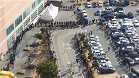南韓瘋搶口罩2小時賣48萬副　網驚：排隊人龍看不到盡頭（圖／翻攝自推特）（圖／翻攝自腦肯濕的人生相談室）