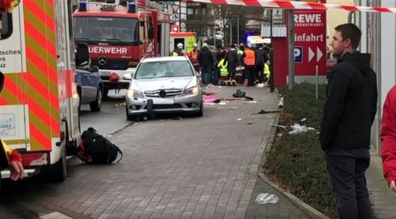 德國男駛車瘋撞遊行人群　動機成謎