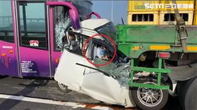 國道連環撞！轎車遭聯結車遊覽車夾擊成鐵餅　一女童受困（圖／翻攝畫面）