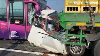 驚悚連環撞！白車遭前後夾擊母女受困