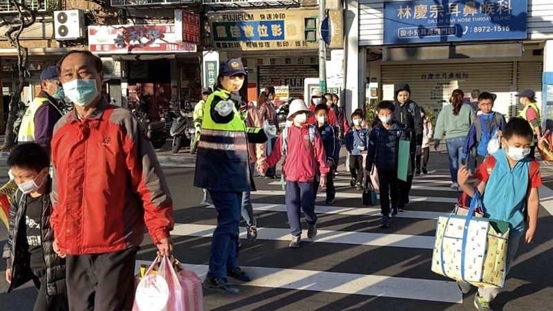 防疫如臨大敵！國小動員機場級體溫儀