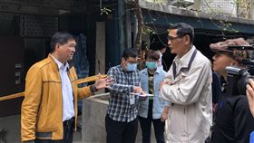 新北住宅區傳將設洗屍間　市府會勘新北市板橋區一處建築傳出業者計畫經營「洗屍間」等殯葬業務，引發居民抗議，市議員林國春（前左）與殯葬管理處長黃秀川（前右2）24日前往會勘。（林國春服務處提供）中央社記者黃旭昇新北傳真　109年2月24日