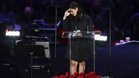 ▲『小飛俠』布萊恩（Kobe Bryant）追思會，遺孀凡妮莎（Vanessa Bryant）致詞哽咽落淚。（圖／美聯社／達志影像）