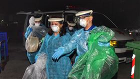 血友病少年與母親返台滯留中國湖北荊門的血友病少年（左1）和他母親（左2），24日晚搭乘長榮航空抵達台灣，隨即搭乘救護車往桃園署立醫院就醫隔離。中央社記者王飛華攝 109年2月25日