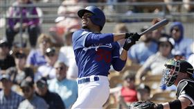 ▲貝茲（Mookie Betts）敲出換穿道奇球衣春訓首安。（圖／美聯社／達志影像）