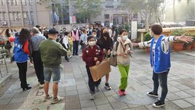 開學首日  學童多戴口罩上學新北市高中以下各級學校25日開學，校方動員大批教職員及志工在門口為學生量體溫把關，學生大都戴口罩上學。中央社記者王鴻國攝  109年2月25日