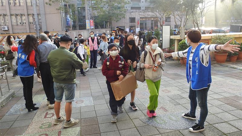 開學大陣仗　家長：送子女上學像打仗