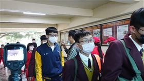 開學日防疫  學生排隊量體溫高中以下各級學校25日開學，高雄市中山工商在校門口開設3個體溫測量動線，動用近30人結合兩部紅外線體感量測設備量測學生體溫，雖一度大排長龍，但過程還算順暢。（中山工商提供）中央社記者程啟峰高雄傳真  109年2月25日