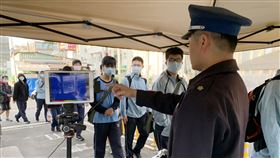 開學防疫總動員  縣市政府嚴陣以待因應武漢肺炎疫情，25日開學日，台中一中採取嚴謹防疫措施，校門口除架設紅外線熱像儀先做體溫初篩，接著還分3個通道，為學生量測額溫。（台中一中提供）中央社記者蘇木春傳真　109年2月25日