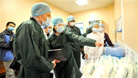 世衛專家中國考察團  未隔離14天就離境世界衛生組織（WHO）派往中國的專家團隊，24日被指進入武漢醫院考察疫情後，未遵守隔離檢疫14天的規定，就搭機離開中國。圖為專家組組長艾沃德（左2）23日率團進入同濟醫院光谷院區考察。（中新社提供）中央社  109年2月25日