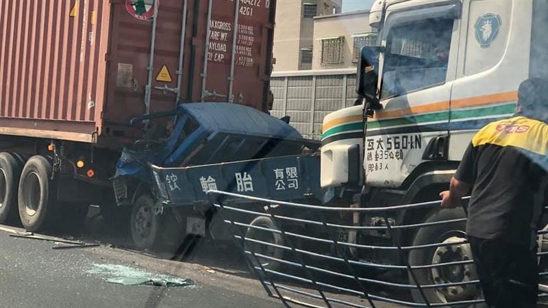 快訊／高雄國道車禍　貨車遭夾擊變形