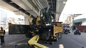 台北市,拖吊車,挖土機,限高,天橋