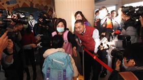 開學日　侯友宜視察學校武漢肺炎防疫新北市長侯友宜（紅背心者）25日視察板橋海山國小武漢肺炎防疫情形， 一一慰勉教職員辛勞，並詢問學童是否有量體溫。中央社記者王鴻國攝　109年2月25日