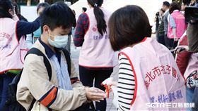 開學第一天！社子國小拚防疫，學童均需先量體溫、用酒精消毒雙手才能進入校園。（圖／記者林聖凱攝影）