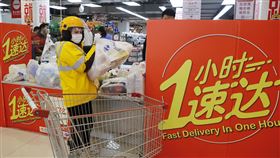 拜疫情所賜 中國冷凍食品網路銷量爆增20倍陸媒報導，武漢肺炎疫情期間，中國大陸冷凍食品網路銷售量爆增近20倍。圖為上海古北家樂福超市，外送員正在領取市民網路訂購的商品。疫情期間，家樂福客流量減少，但網路總銷售額成長3到4倍。（中新社提供）中央社　109年2月25日